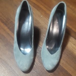 Nine West Gray suede pump